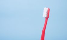 Hur kan man förebygga hål i tänderna?