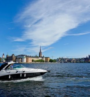 Utforska Stockholms skärgård på en båt mellan Stavsnäs och Sandhamn