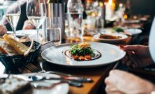 Restaurang sundbyberg  mat, sport och avslappnat häng i ett och samma kvarter