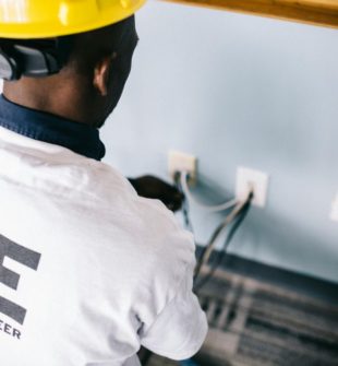 Vad gör en industri elektriker och varför är rollen så viktig?