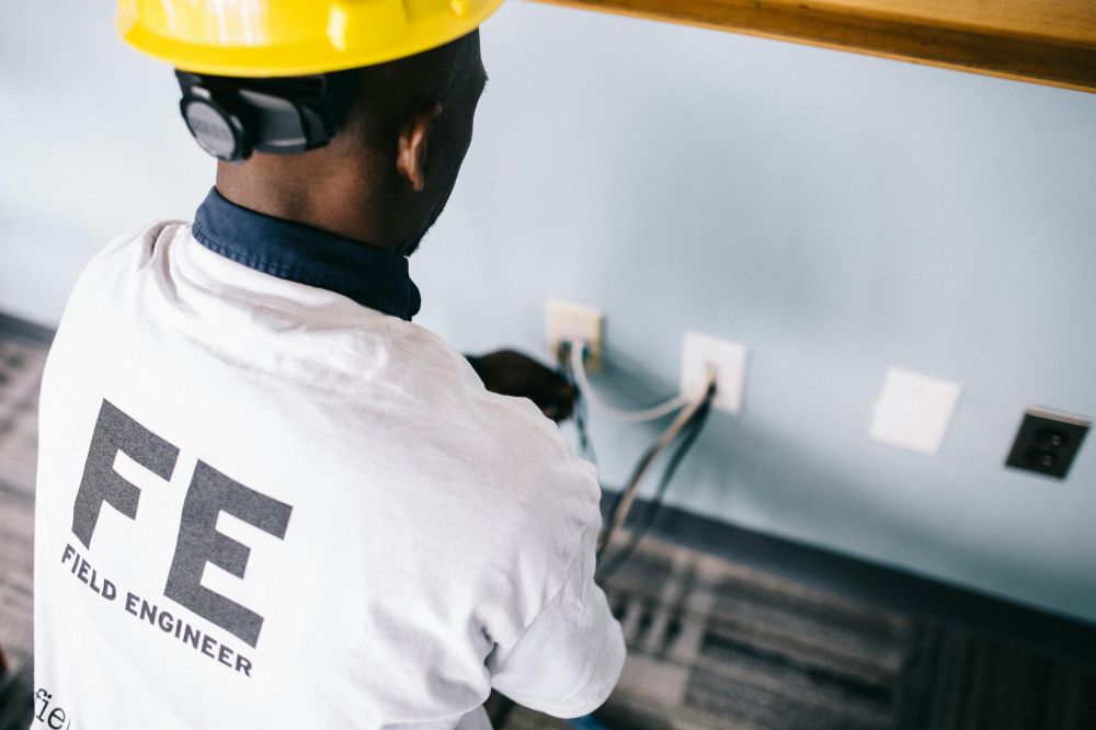 Vad gör en industri elektriker och varför är rollen så viktig?